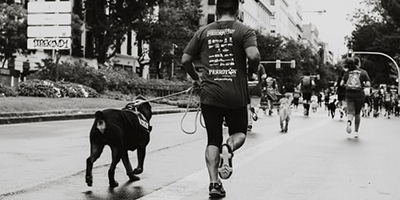 Runner with dog in Madrid, Spain © Sergio Rodriguez Portugues del Olmo on Unsplash